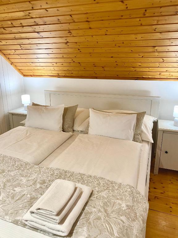 Postel nebo postele na pokoji v ubytování BorászPorta