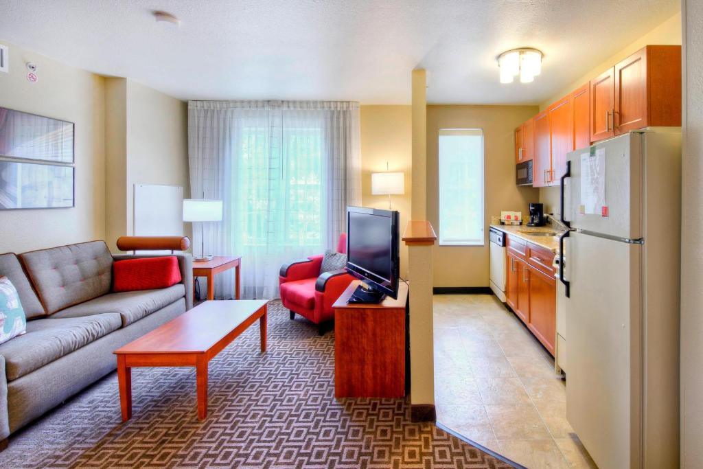 A kitchen or kitchenette at TownePlace Suites Raleigh Cary/Weston Parkway