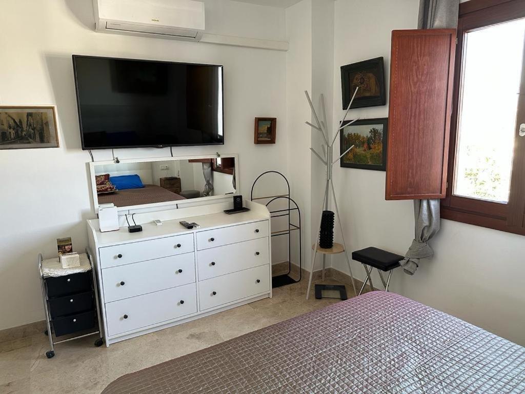 Telewizja i/lub zestaw kina domowego w obiekcie Modern Duplex with large panoramic view terrace