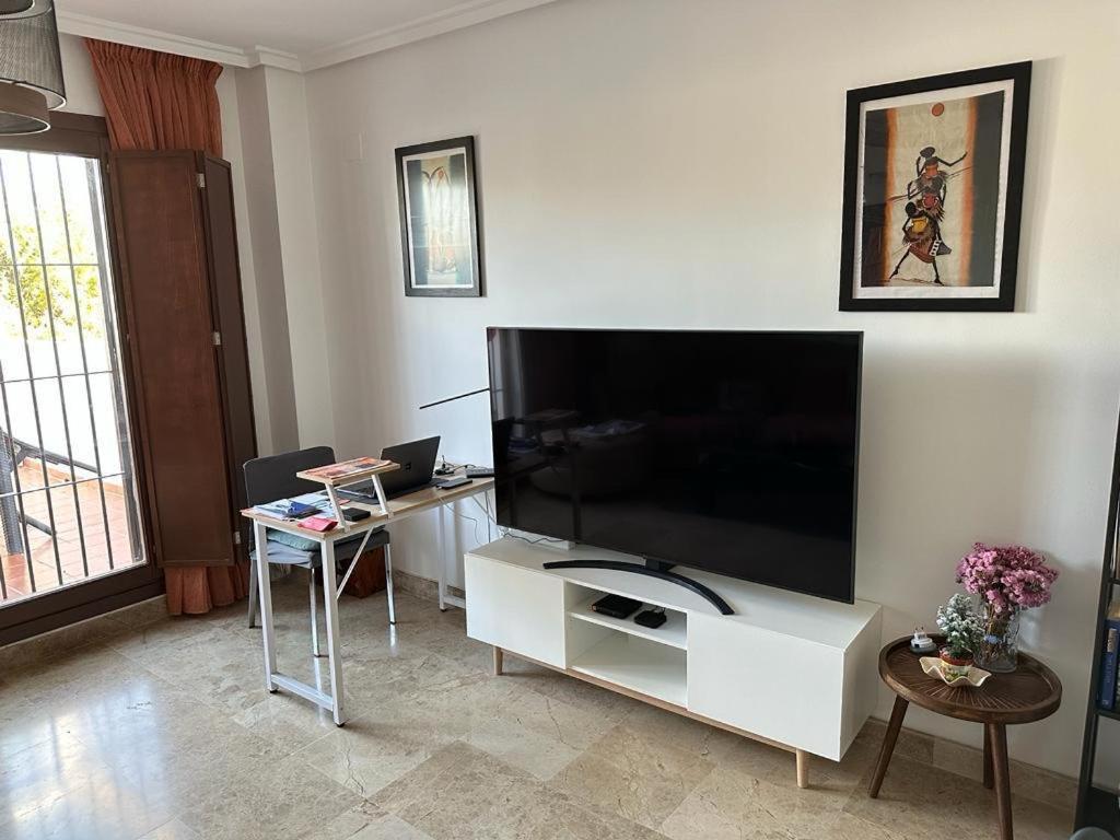 Telewizja i/lub zestaw kina domowego w obiekcie Modern Duplex with large panoramic view terrace