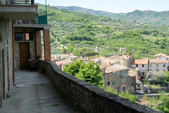 - un balcon offrant une vue sur la ville dans l'établissement Cantina nel Castello, à Montegiovi