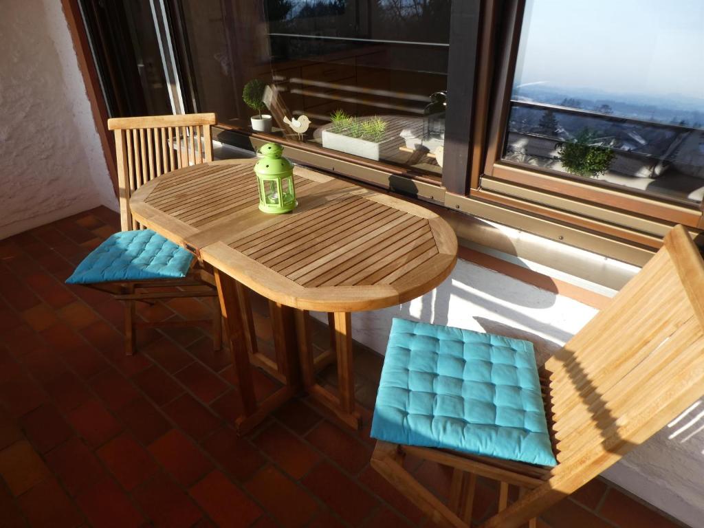 a table and chairs on a balcony with a window at Ferienwohnung Moritz in Oy-Mittelberg