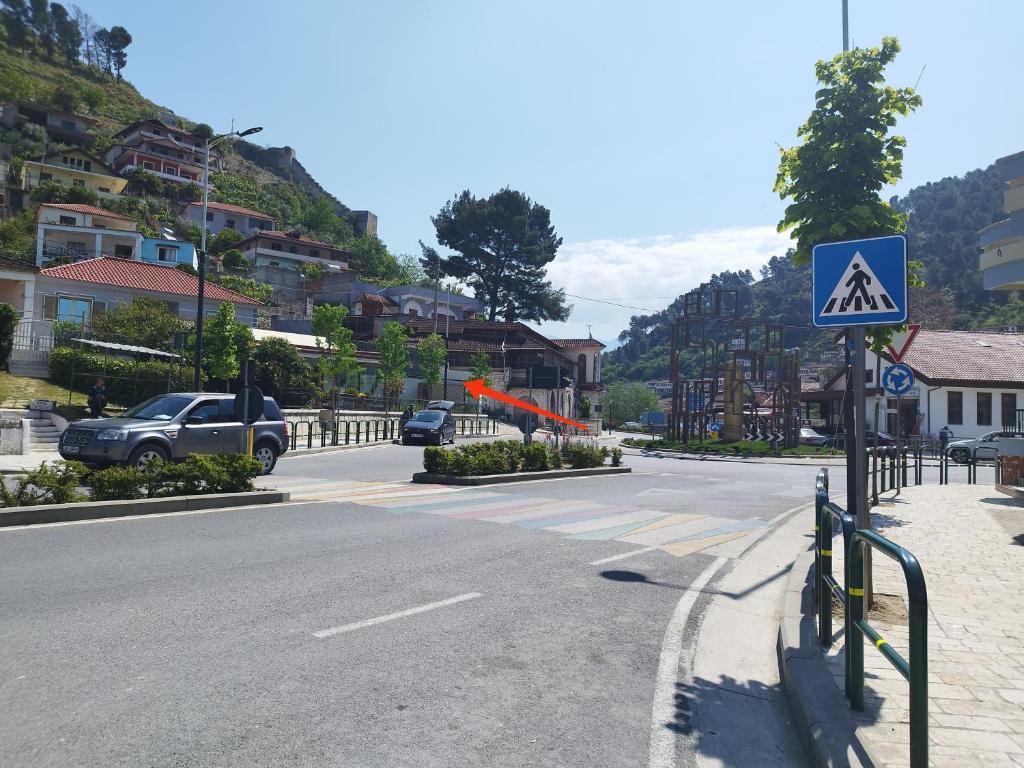 eine Straße mit am Straßenrand geparkt in der Unterkunft Guest House Noah&Kristel in Berat