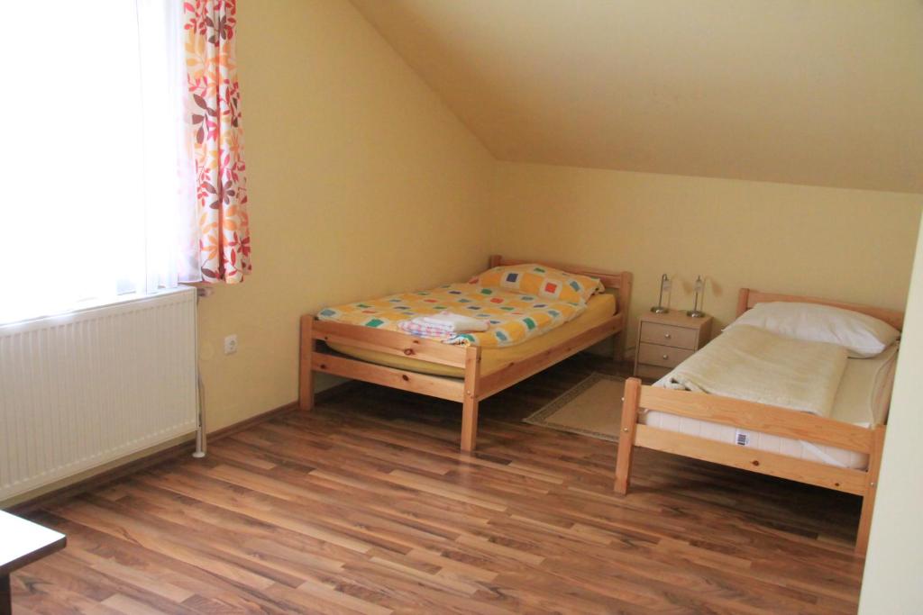 a bedroom with two beds and a window at Apartment Elisabeth in Kaumberg