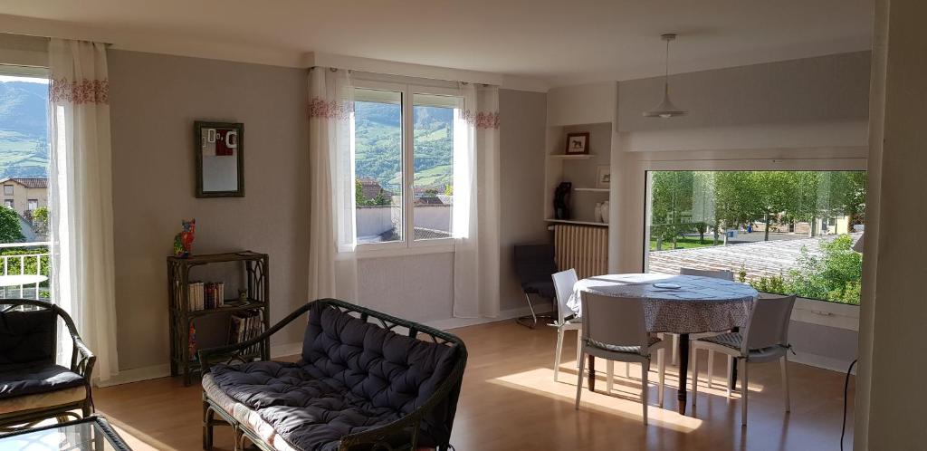 uma sala de estar com um sofá e uma mesa em Montcalm em Millau