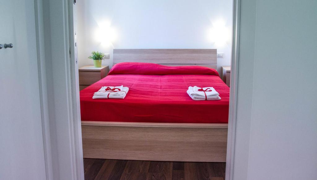 シラクーサにあるRonco del pozzoの赤いベッド1台(赤いシーツ付)が備わるベッドルーム1室が備わります。