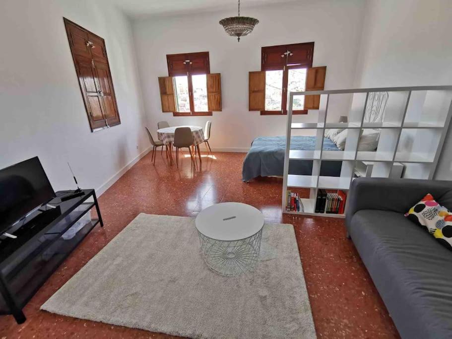 een woonkamer met een bank en een tafel bij Schöne Wohnung in Las Palmas in Las Palmas de Gran Canaria
