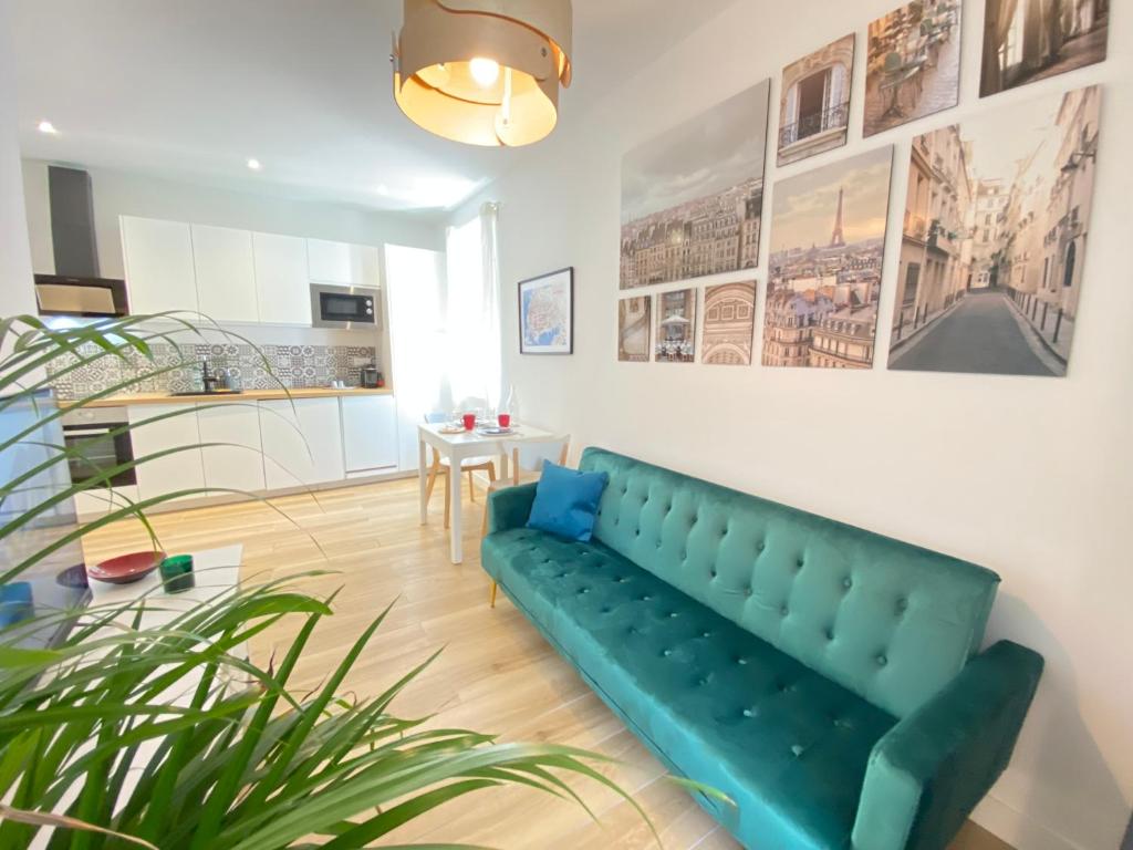 sala de estar con sofá verde y mesa en 06AN - Bel appartement au cœur du Vieil Antibes, en Antibes