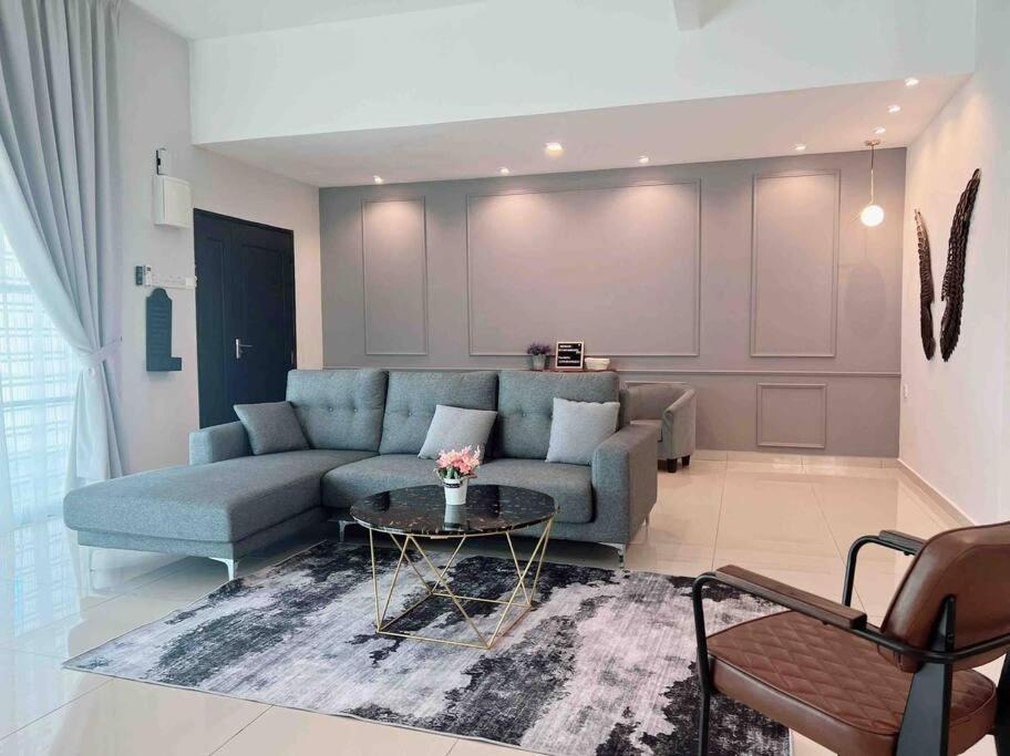sala de estar con sofá azul y mesa en Sweet HOME FOR BIG Family｜11pax+FREE WIFI, en Sitiawan