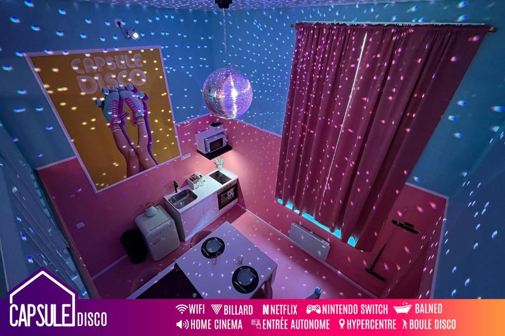 - une salle avec un équipement de DJ et une boule de disco dans l'établissement Funky House - Jacuzzi - Billard - Netflix & Home Cinéma - Nintendo switch & jeux, à Douai