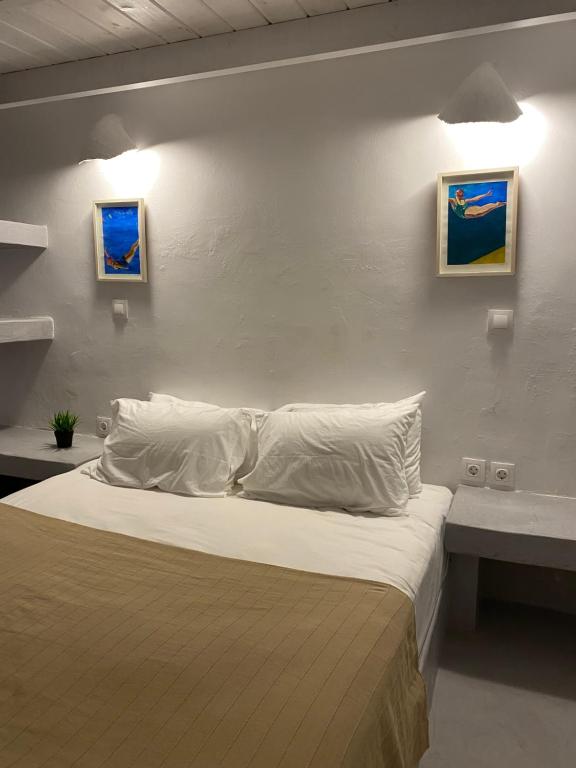 EmporioにあるVillaggio Oneのベッドルーム1室(白いシーツと枕のベッド1台付)
