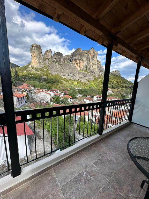 uma varanda com vista para a montanha de mesa em Meteora Sunrise em Kalabaka