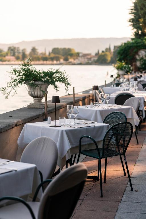 Výhled na řeku, která protéká v blízkosti hotelu
