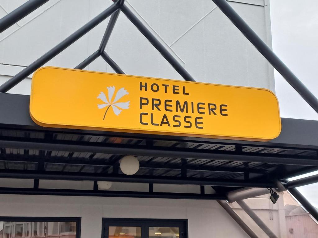 a sign for a hotel temperature class at a building at Premiere Classe Evry Sud - Mennecy in Ormoy