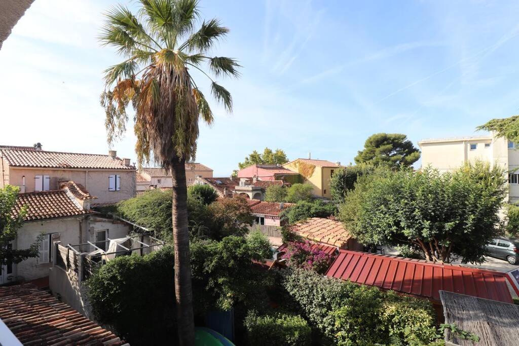 - une vue sur une ville avec un palmier dans l'établissement Ô Soleil - T3 à 50m de la plage des Lecques, à Saint-Cyr-sur-Mer