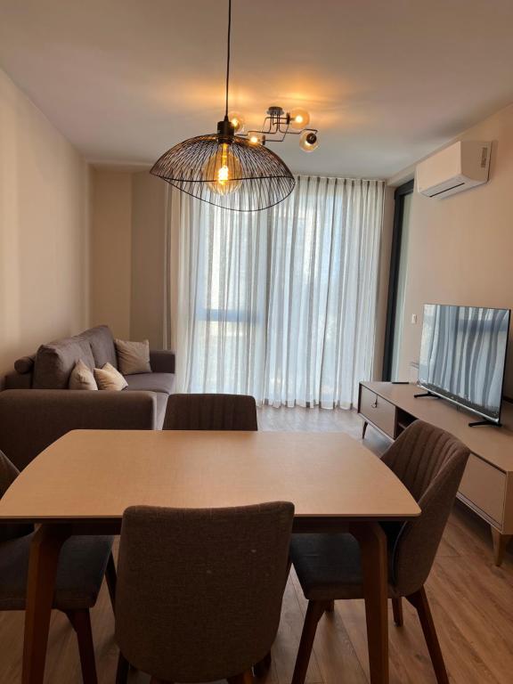 ein Wohnzimmer mit einem Tisch und einem Sofa in der Unterkunft Luxe Sea in Sweti Konstantin