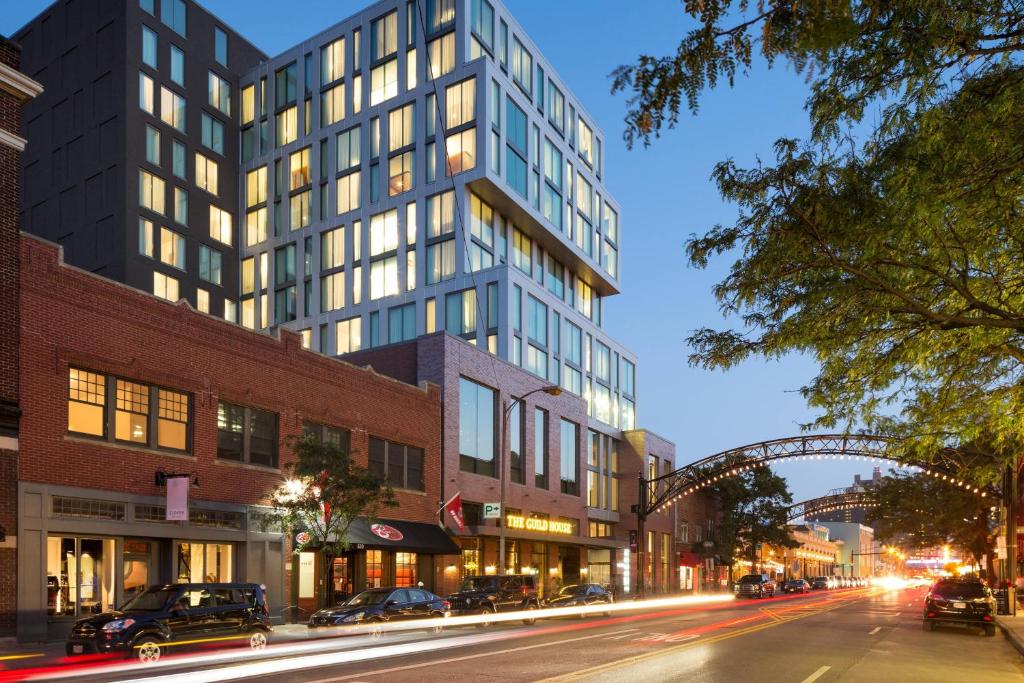 un edificio alto en una calle de la ciudad por la noche en Le Méridien Columbus, The Joseph, en Columbus