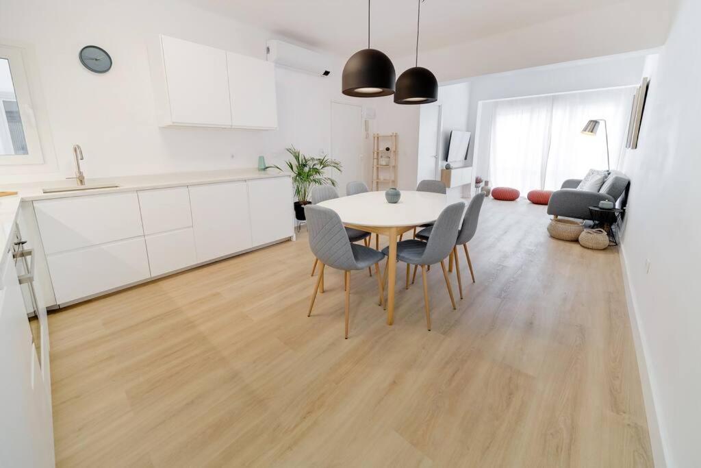 eine Küche und ein Esszimmer mit einem Tisch und Stühlen in der Unterkunft Esplendido apartamento en el centro in Málaga