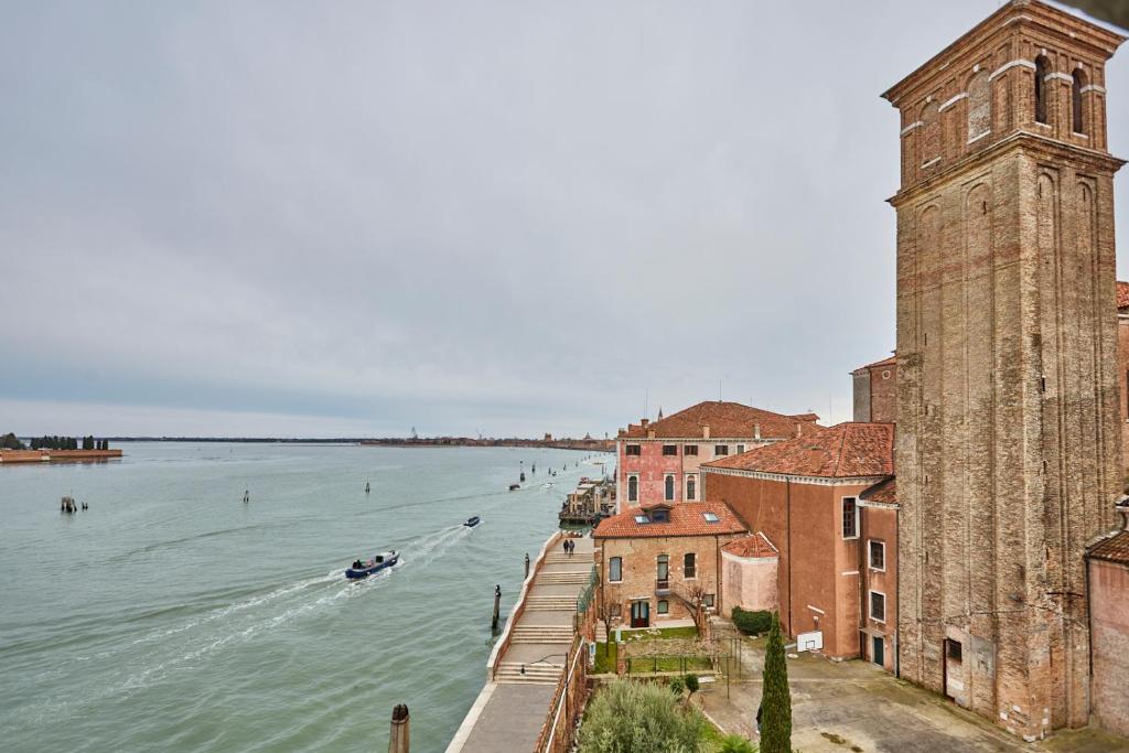 vista su un fiume con barche in acqua di Collegio AMDG a Venezia