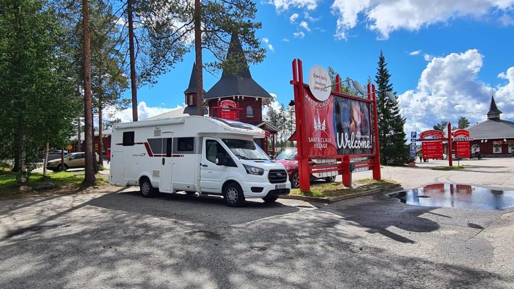 un camión blanco estacionado frente a una iglesia en SONIA en Otopeni