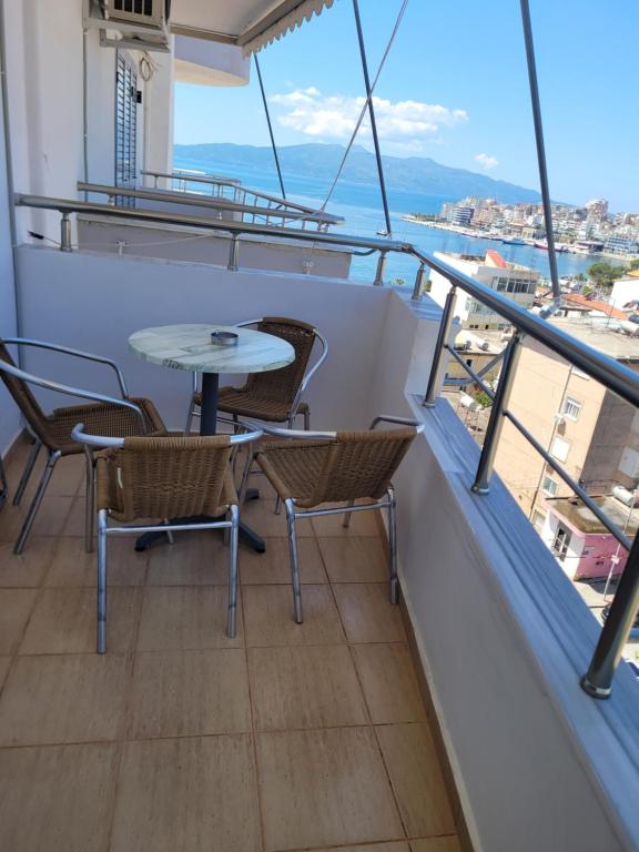 een balkon met een tafel en stoelen op een schip bij Marina Apartment in Sarandë
