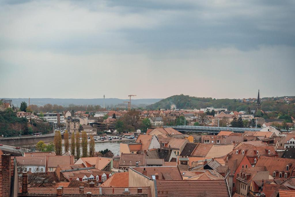 vistas a una ciudad con río y edificios en Altstadtliebe, en Meißen