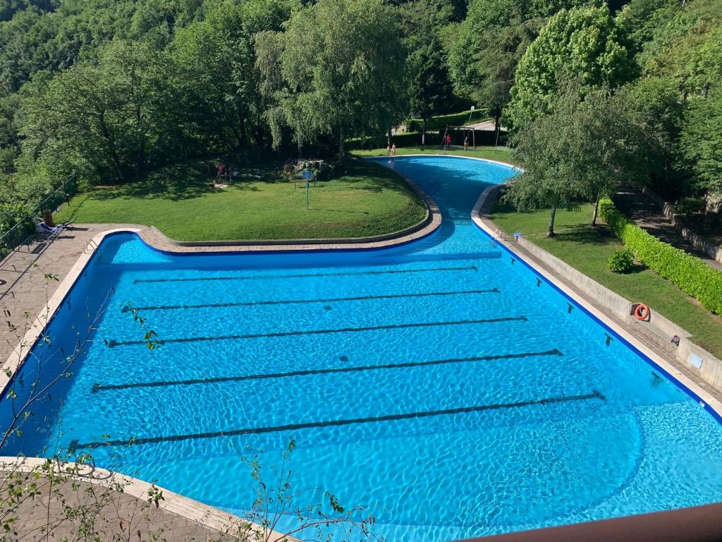an overhead view of a pool with blue water at Appartamento OUT OF TIME in Valbrona