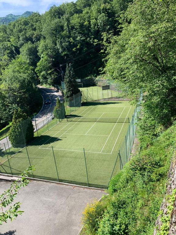 Tenis a/nebo squash v ubytování Appartamento Timeless con piscina e tennis nebo okolí