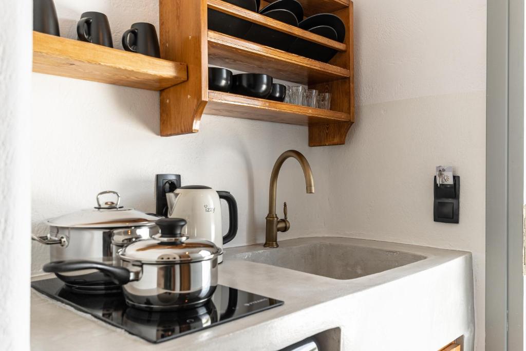 A kitchen or kitchenette at Sunshine Plaka Naxos