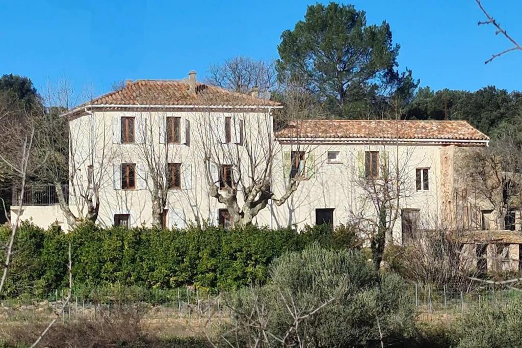 un viejo edificio blanco en medio de un campo en Studio Vintage, en Carnoules