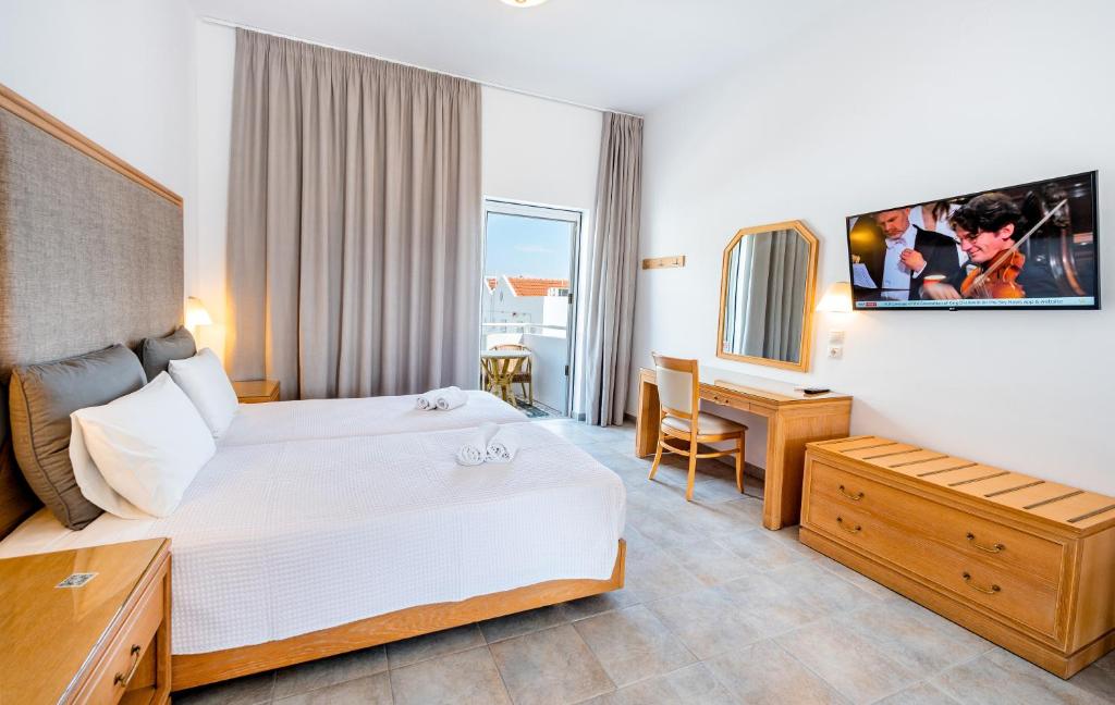 Postel nebo postele na pokoji v ubytování Lindos View Hotel