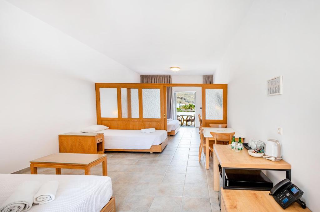 Postel nebo postele na pokoji v ubytování Lindos View Hotel