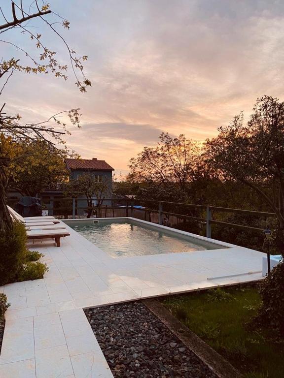 Bazén v ubytovaní Wellness House Oliva with heated salt water Pool, Sauna & Jakuzzi alebo v jeho blízkosti