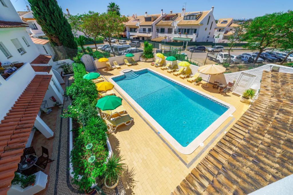 an overhead view of a swimming pool with chairs and umbrellas at Apartamentos Solar do Sol in Albufeira