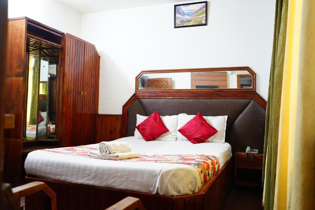 Postel nebo postele na pokoji v ubytování Hotel Magnolia Mallroad Manali
