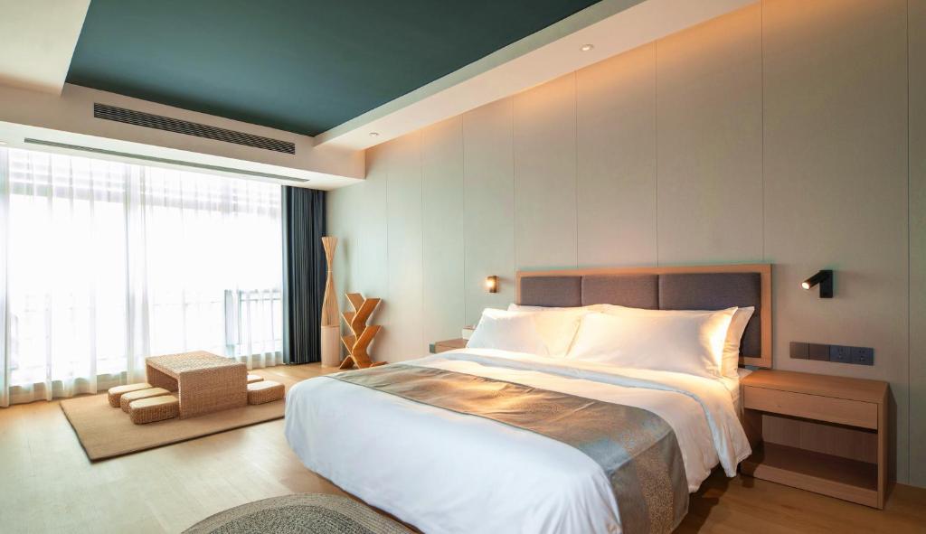 Un pat sau paturi într-o cameră la JI HOTEL