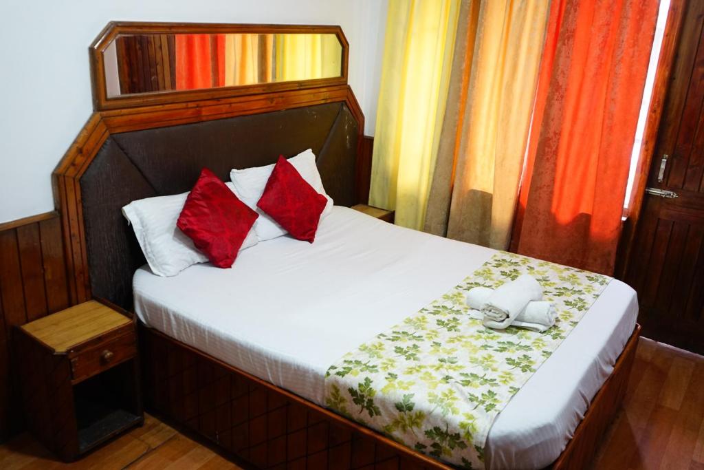 Postel nebo postele na pokoji v ubytování Hotel Magnolia Mallroad Manali
