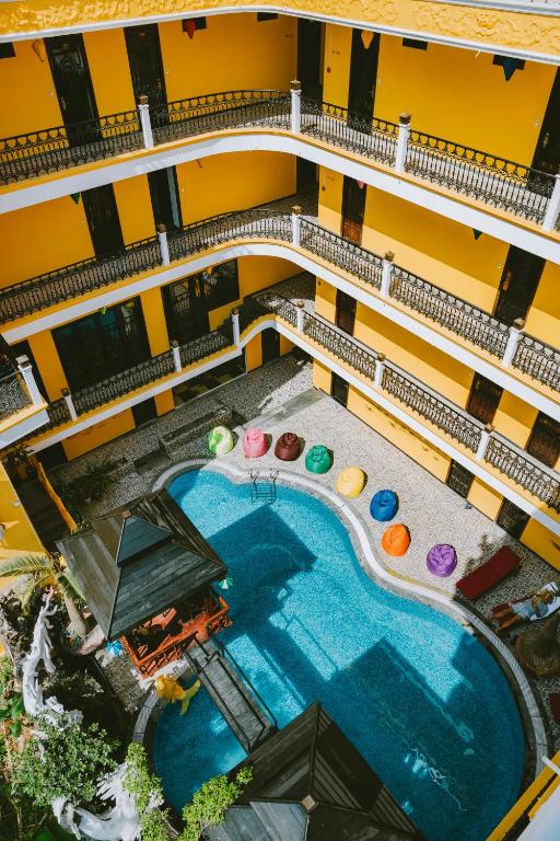 vista sul soffitto di una piscina in un edificio di iHome Hoi An a Hoi An