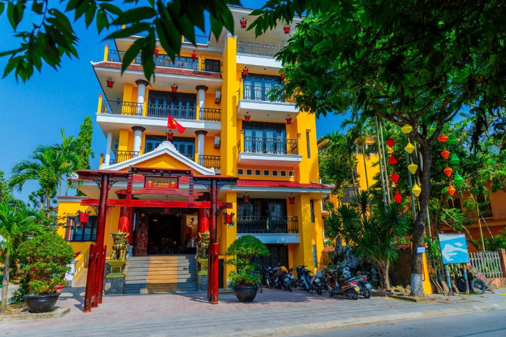 Tòa nhà nơi khách sạn tọa lạc