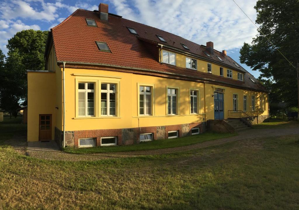 ein gelbes Haus mit rotem Dach in der Unterkunft Meerzauber in Altenkirchen