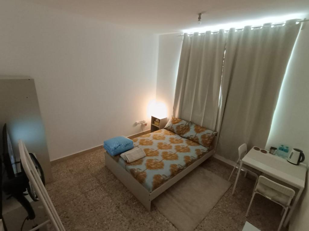 Postel nebo postele na pokoji v ubytování Affordable transient - not a hotel - sharing kitchen and washrooms