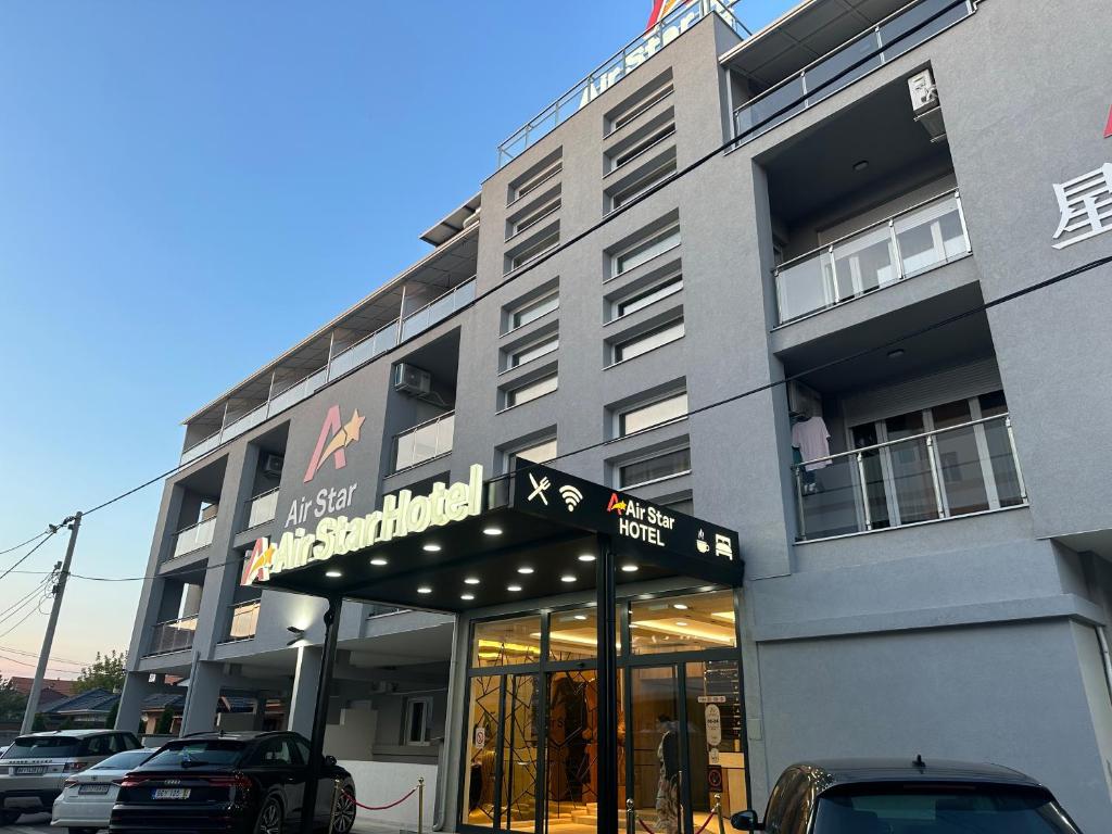 una tienda frente a un edificio con un cartel. en Hotel AirStar en Surčin