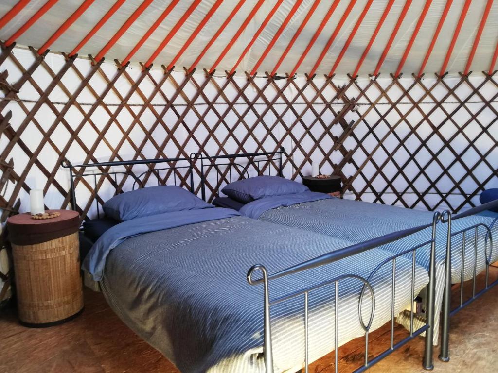 a bedroom with a bed in a yurt at T'eiberveld Yurt verhuur Noord-Sleen in Noord-Sleen