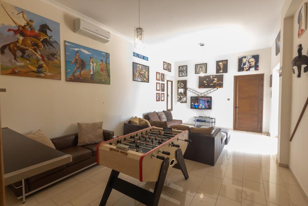TV a/nebo společenská místnost v ubytování Sparta Luxury Villa