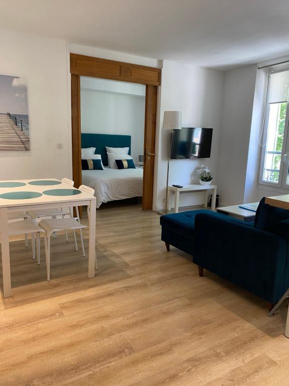 uma sala de estar com uma cama, uma mesa e um sofá em 2 pièces - Croisette et Plages à 10 mn à pieds em Cannes