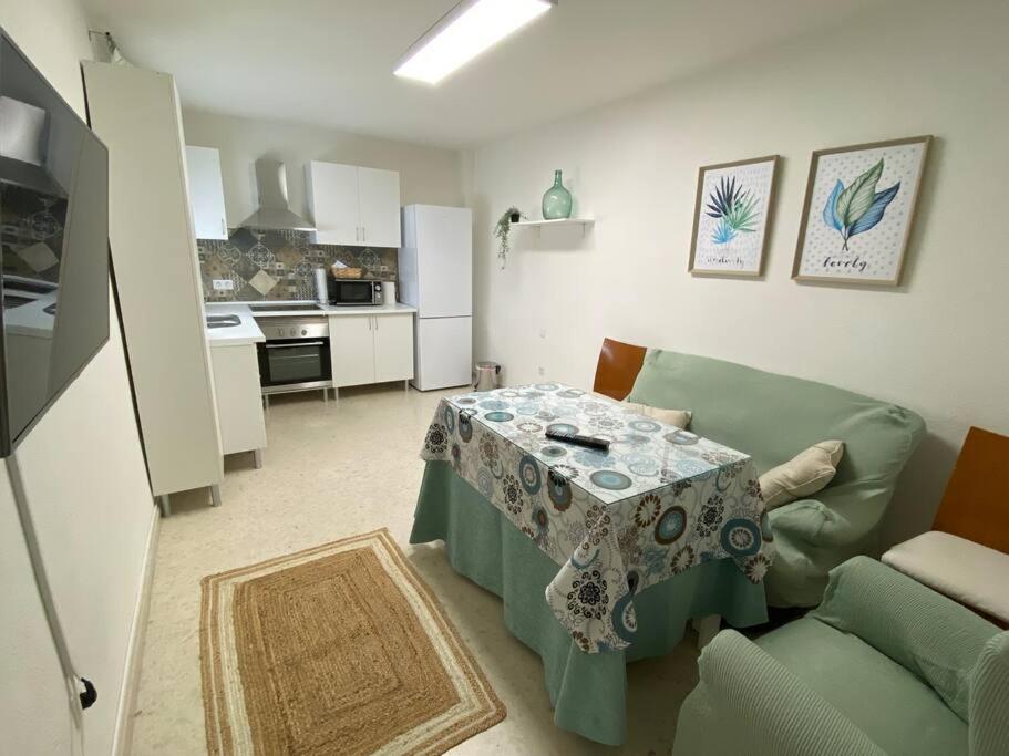 a living room with a table and a kitchen at Céntrico in Antequera