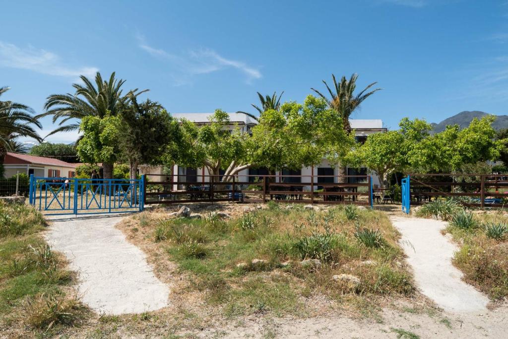 Κήπος έξω από το Milos Alexandra Studio