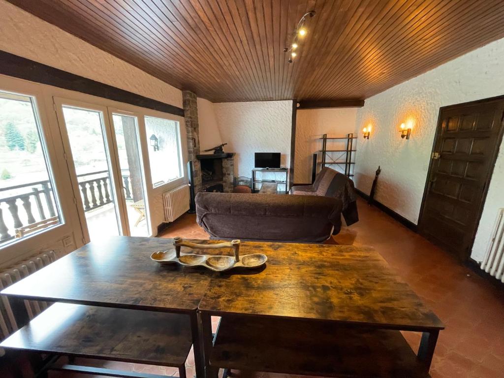 sala de estar con mesa y sofá en Chalet Airaudi, en Saint-Martin-Vésubie