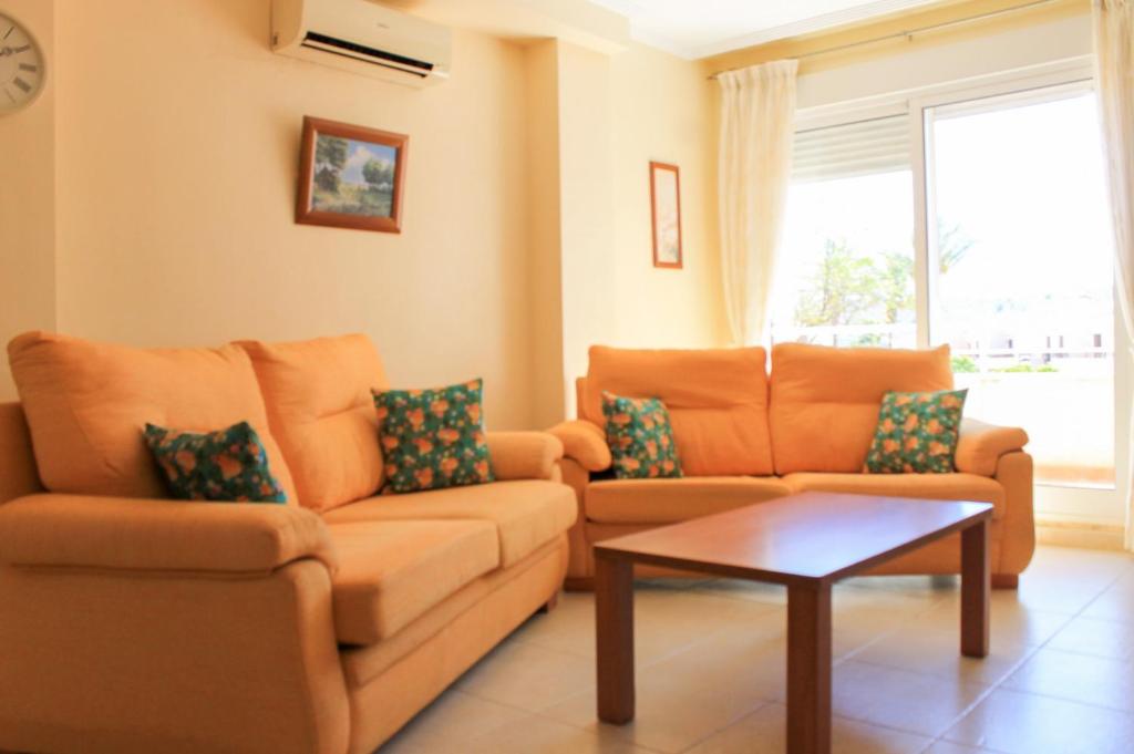 salon z 2 kanapami i stolikiem kawowym w obiekcie 3 bedroom duplex apartment san cayetano w mieście San Javier