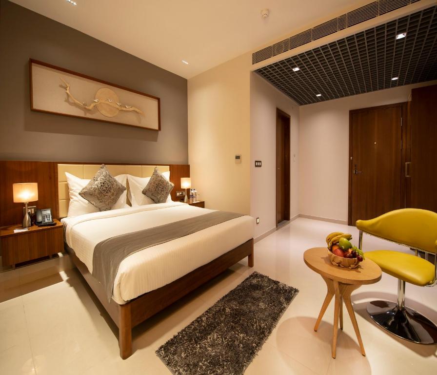 Postel nebo postele na pokoji v ubytování Morvee Hotels Durgapur
